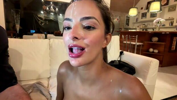 Hlt440823 Cum Show