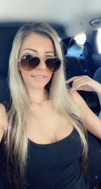petitehotwife